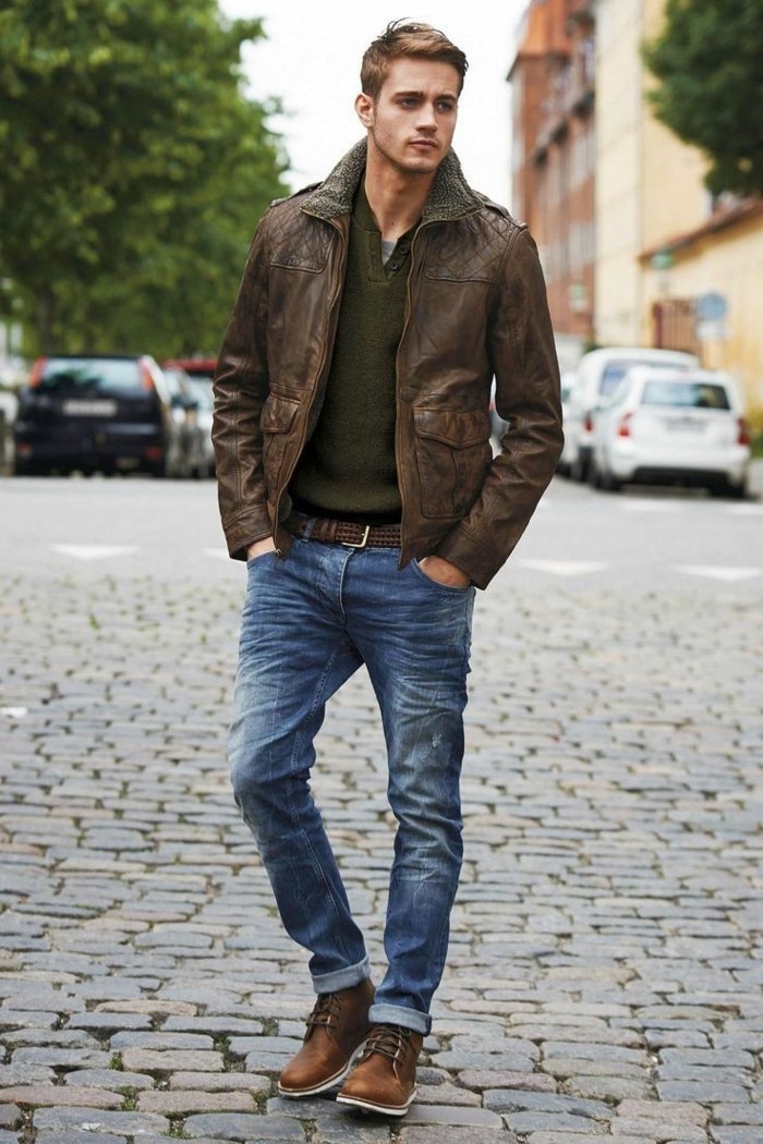 coe-vestirsi-alla-moda-uomo-jeans-maglione-giacca-pelle-colore-marrone-abbinate-scarpe