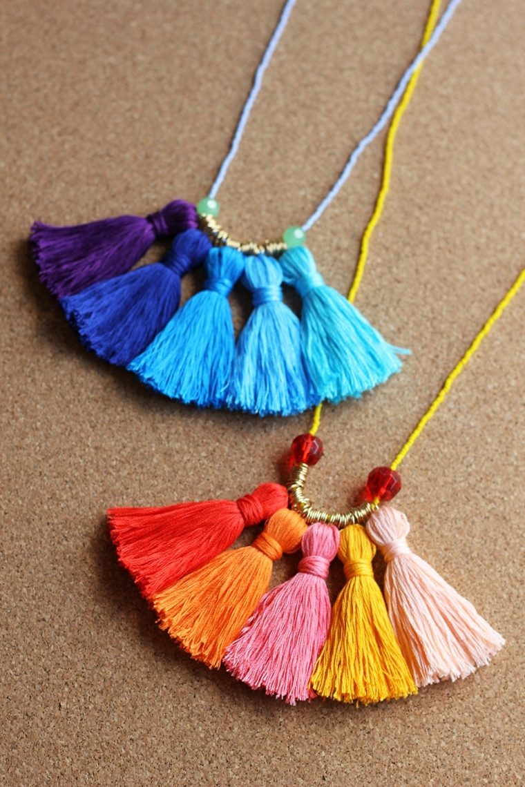 un'idea regalo per lei realizzata a mano: delle collane create con dei ciuffi di fili e delle perline