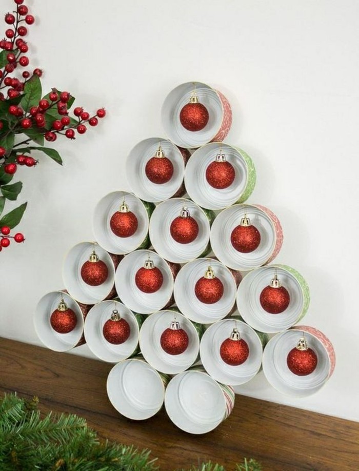 decorazioni-natalizie-barattoli-latta-riciclati-incollati-muro-forma-albero-addobbi-palline-rosse
