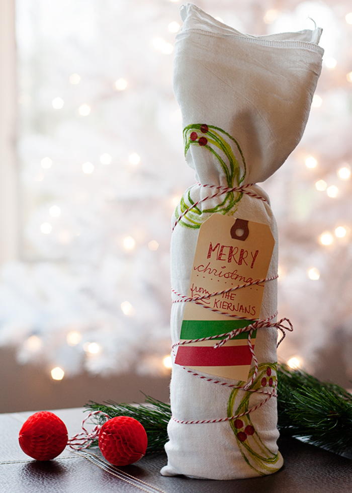 decorazioni-natalizie-bottiglia-vino-sacchetto-fai-da-te-stoffa-nastro-addobbi-diy-scritta-etichetta