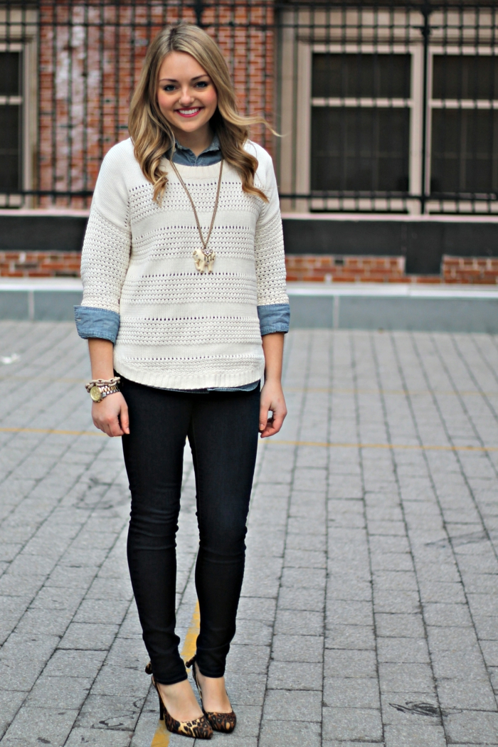dress-code-smart-casual-donna-maglione-bianco-camicia-blu-jeans-scarpe-tacco
