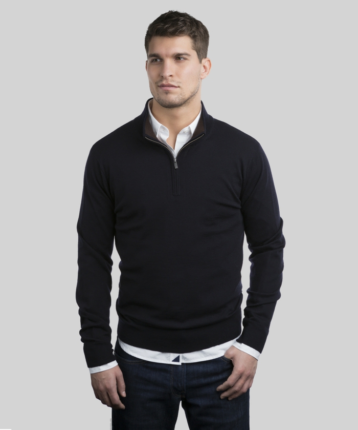 dresscode-casual-uomo-abbigliamento-maglione-nero-jeans-camicia-acconciatura-capelli-corti