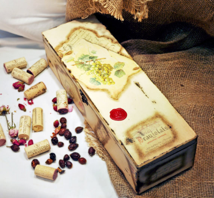 découpage-scatola-legno-tappi-sughero-idea-decorazione-regalo-bottiglia-vino