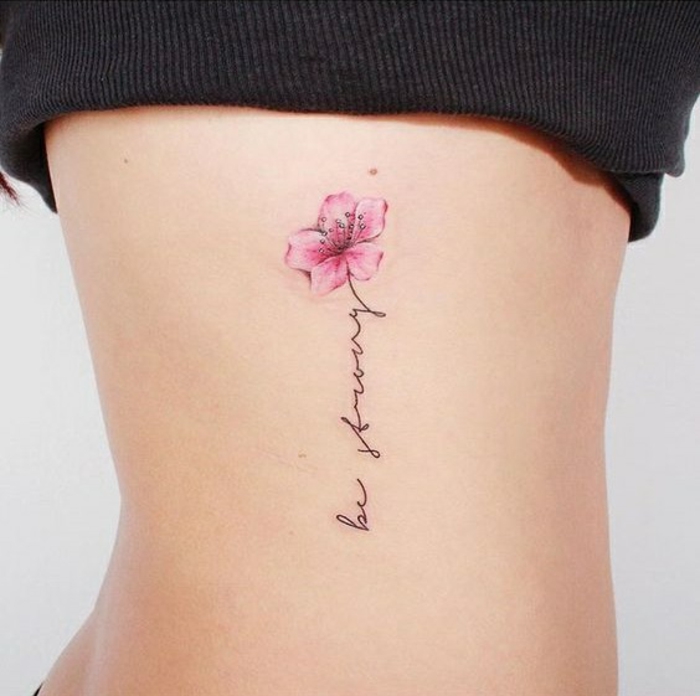 fiori-tattoo-idea-sexi-fiore-ciliegio-scritta-verticale-lato-busto