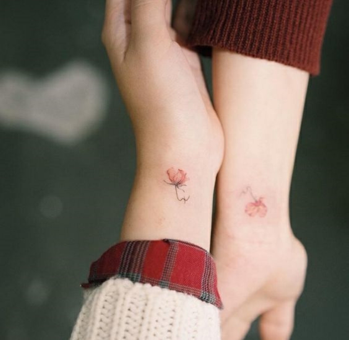 fiori-tattoo-idea-tatuaggio-coppia-fine-discreto-rosa-rossa-polso
