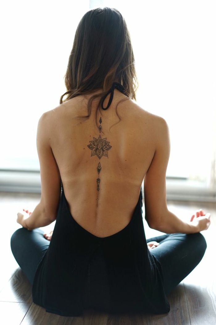 fiori-tattoo-significato-graziosa-idea-schiena-donna-posa-yoga-fiori-loto