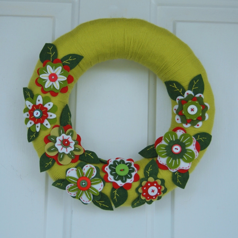 decorazioni natalizie, idea per un fuoriporta creato con della stoffa verde e dei fiori di feltro colorati