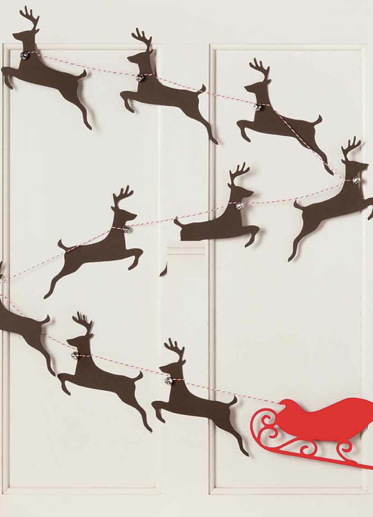 ghirlande natalizie fatte a mano, una proposta molto originale con delle renne con un campanellino al collo e la slitta