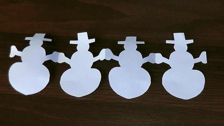 ghirlande natalizie, proposta realizzata a mano ritagliando un cartoncino a forma di pupazzo di neve