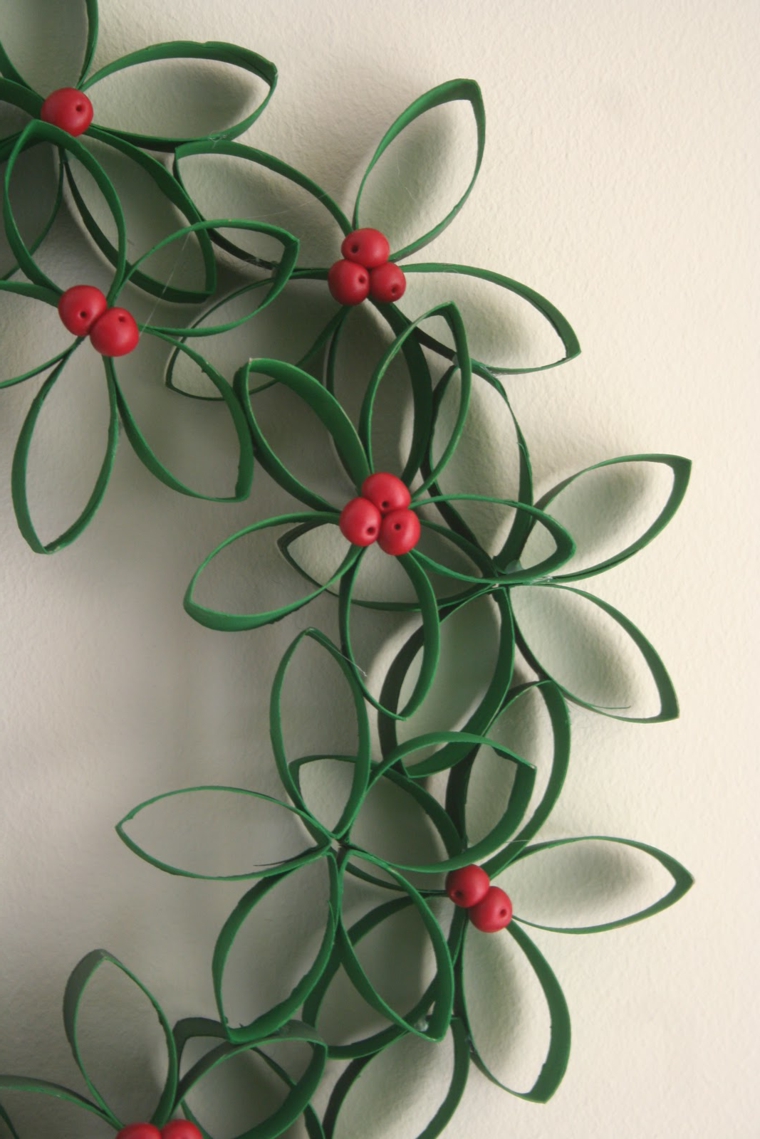 ghirlande natalizie, un particolare di una decorazione realizzata utilizzando i rotoli di carta igienica