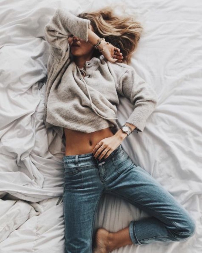 homewear-donna-jeans-stile-vintage-maglione-grigio-morbido-letto-grande-donna