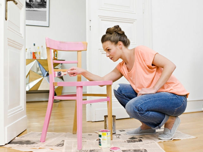 idee-fai-da-te-découpage-sedia-legno-donna-dipinge-colore-rosa-decorare-rinnovare-riciclare-oggetti