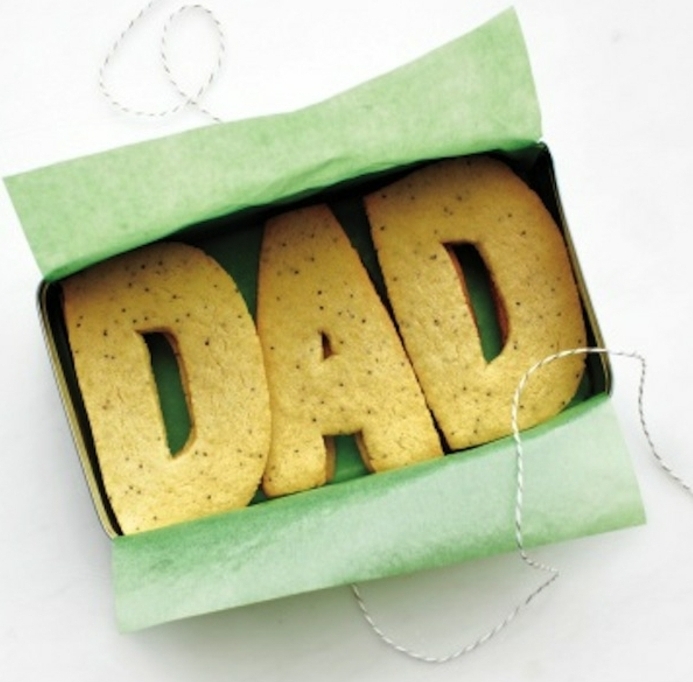 idee-regalo-festa-del-papà-biscotti-scritta-Dad-scatola-cartone-fai-da-te-nastro-idea-diy-facile-veloce