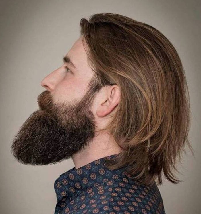 immagine-lato-ragazzo-capelli-lunghi-lisci-indietro-folta-barba