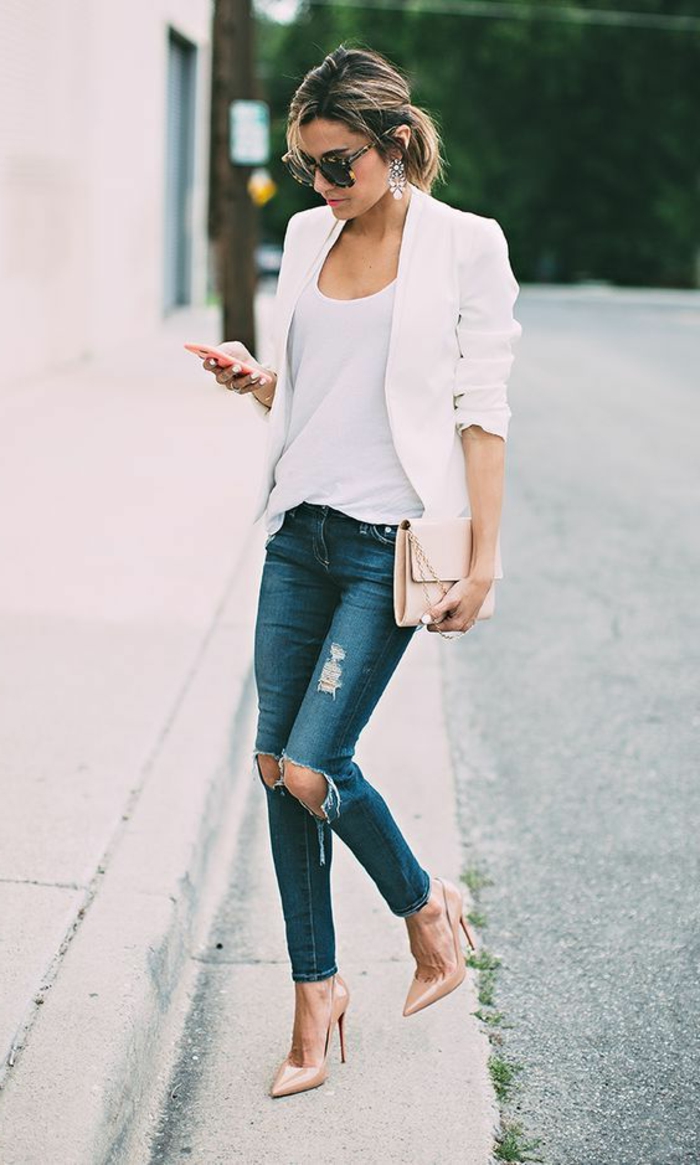 jeans-strappati-donna-abbigliamento-casual-top-bianco-blazer-elegante-clutch-abbinato