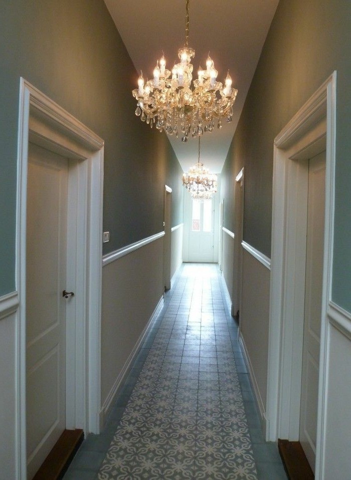 lampadari-sospensione-cristallo-design-classico-decorare-corridoio-porte-legno-pavimento-marmo