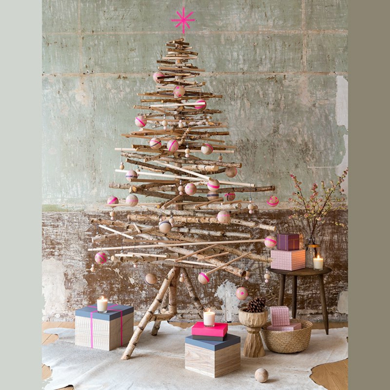 Riciclo creativo con legnetti di varia dimensione, albero di Natale decorato con palline e pacchi regalo 