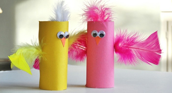 lavoretti-creativi-per-bambini-rotoli-carta-igienica-trasformati-pulcini-rosa-giallo-piume-becco-occhi-mobili