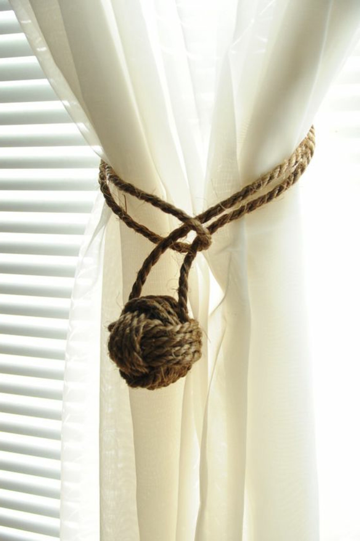 lovoretti-creativi-decorazione-tende-soggiorno-colore-bianco-persiane-corda-canapa-palla