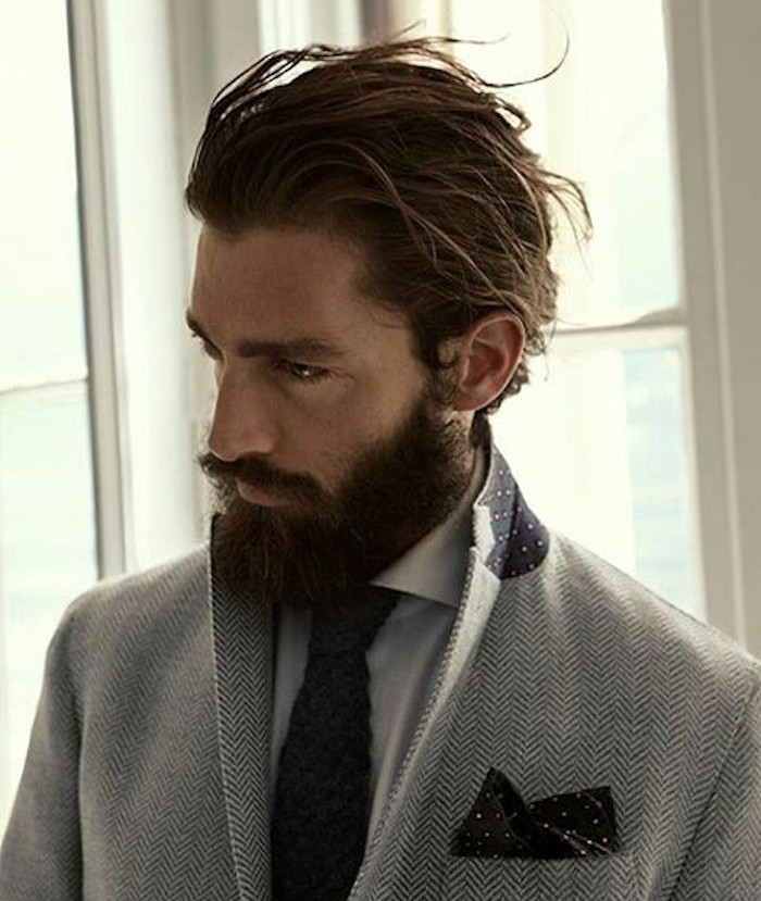 modello-capelli-indietro-ciuffo-lungo-barba-giacca-cravatta