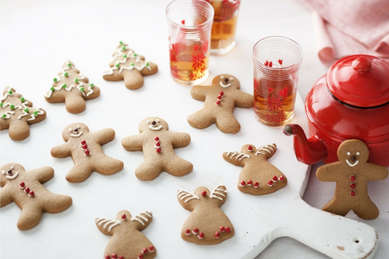 Biscotti di Natale, omini di pan di zenzero decorati con glassa e piccoli alberelli 