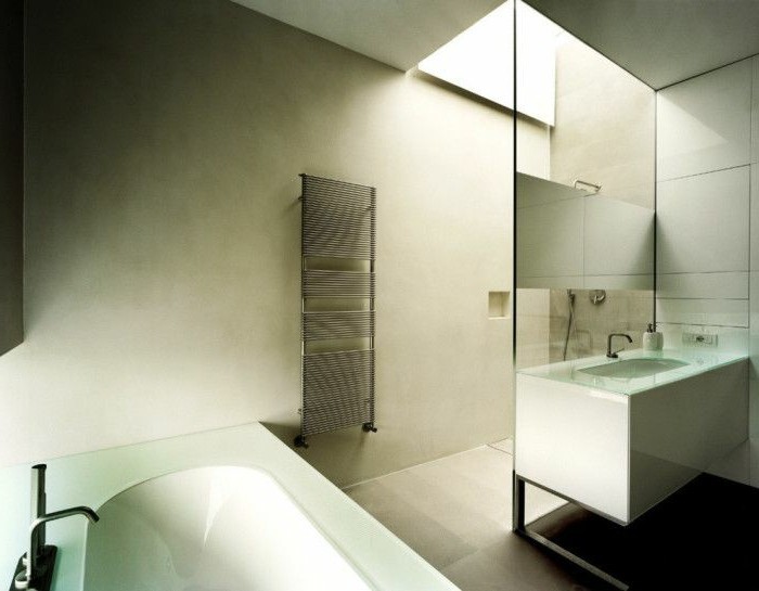 pareti-bagno-pittura-colore-chiaro-contesto-moderno-essenziale-vanity-quadrato-sospeso