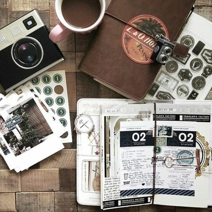 quaderno-di-viaggio-distintivi-di-viaggio-francobolli-collage-scritte-macchina-fotografica-vintage-tazza-caffè