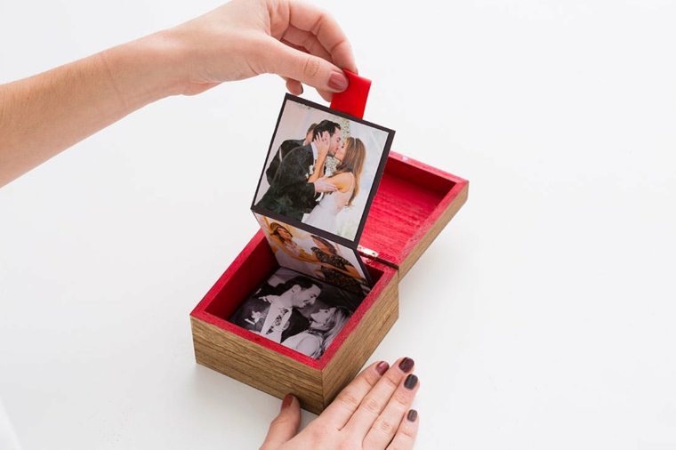 regali fatti in casa, uno scrigno magico: una scatolina in legno che custodisce delle fotografie