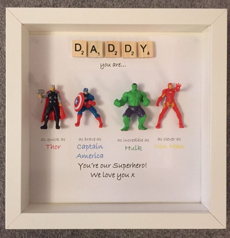 regali fatti in casa, un'idea per il papà: un quadro con dei super eroi e tante dediche