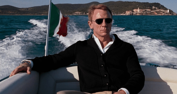 stile-casual-uomo-Daniel-Craig-cardigan-nero-camicia-occhiali-da-sole-eleganti