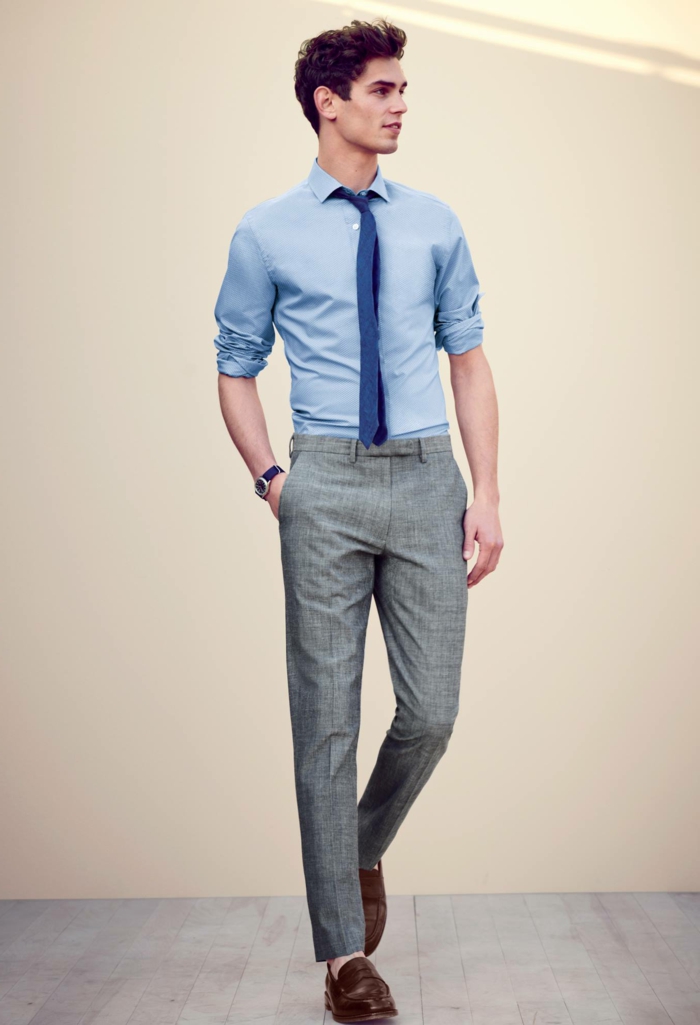 stile-casual-uomo-giovane-pantalone-colore-grigio-camicia-blu-cravatta-mocassini-pelle