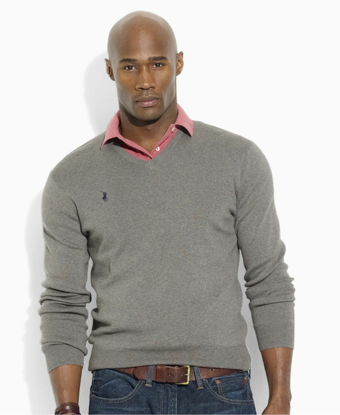 stile-casual-uomo-maglione-marca-colore-grigio-polo-rosa-jeans-scuri-cintura-pelle