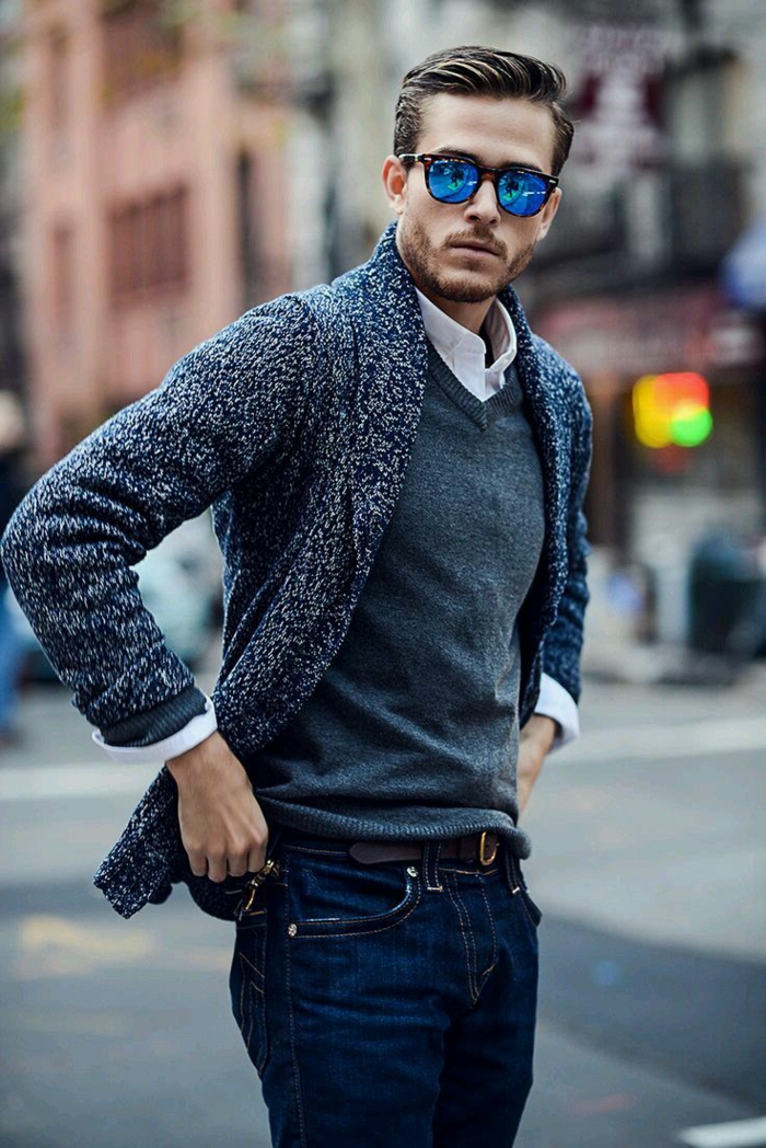 stile-casual-vestiti-uomo-jeans-maglione-camicia-cardigan-lana-scuro-occhiali-da-sole