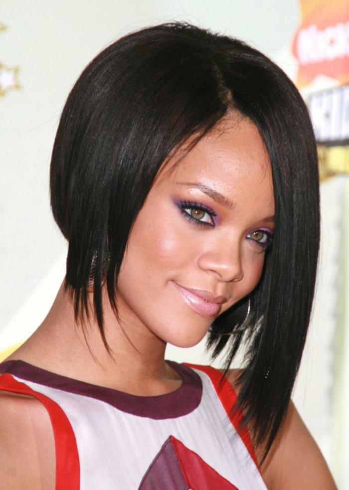 taglio-capelli-carré-Rihanna-variante-capelli-neri-lisci-ciuffo-piu-lungo-look-elegante