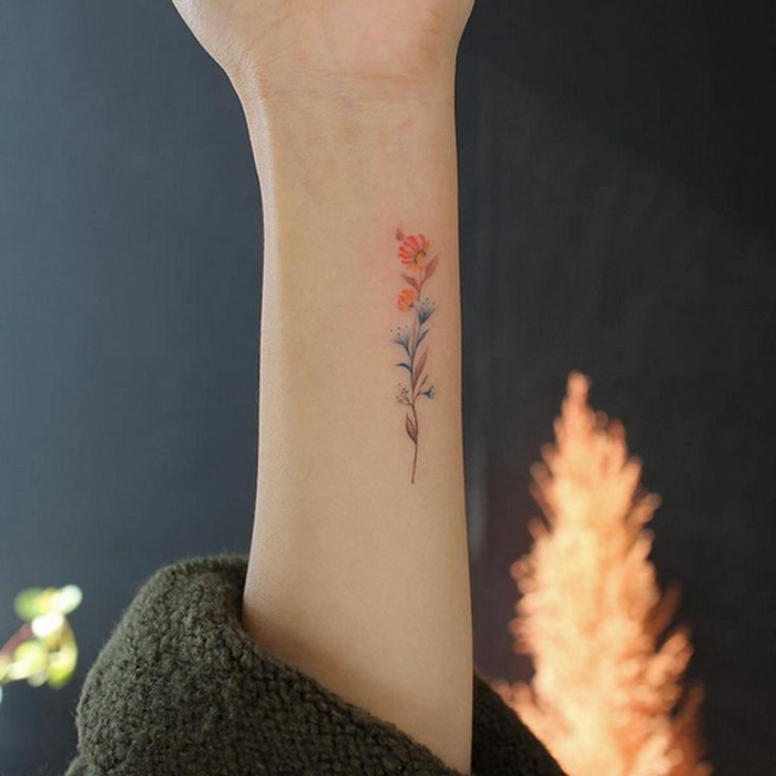 tattoo-fiore-idea-discreta-elegante-colorata-rosso-blu-esterno-braccio