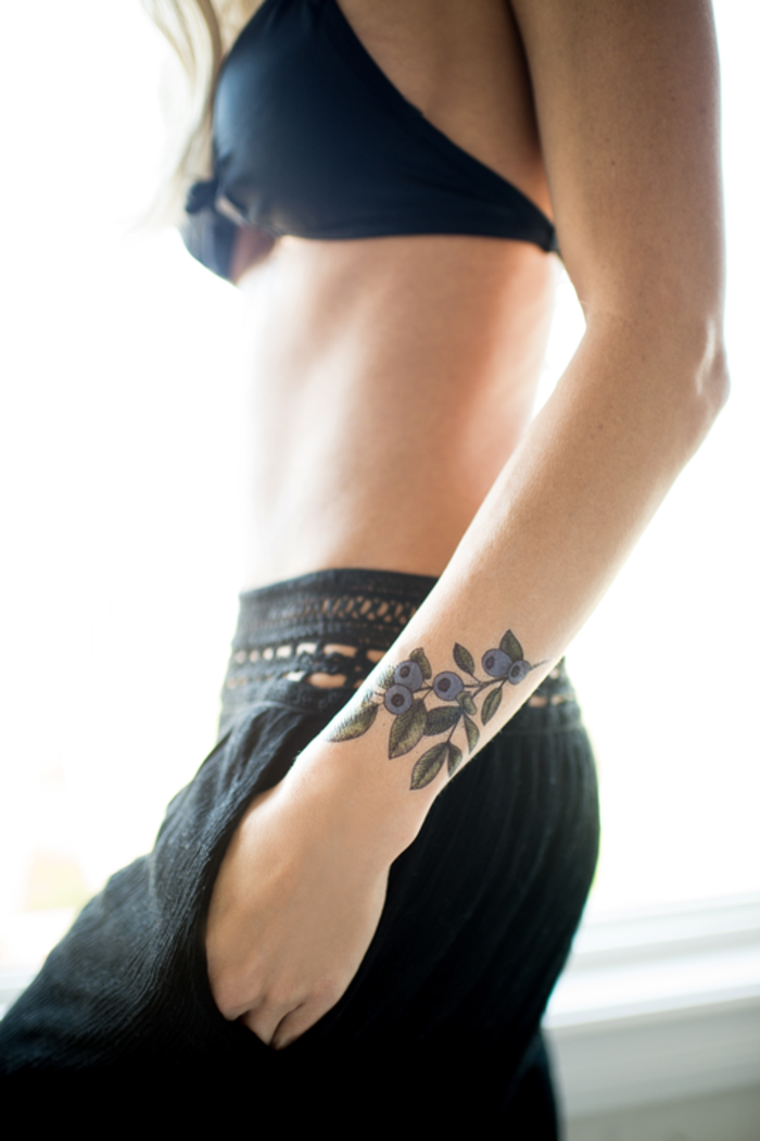tattoo-fiori-significato-foglie-mirto-nere-polso-idea-graziosa-tendenza-unisex