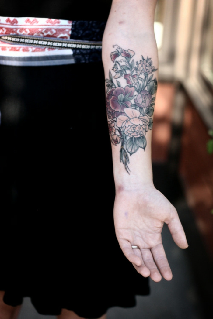 tatuaggio-fiori-disegno-elaborato-colorato-parte-interna-braccio-ragazzo