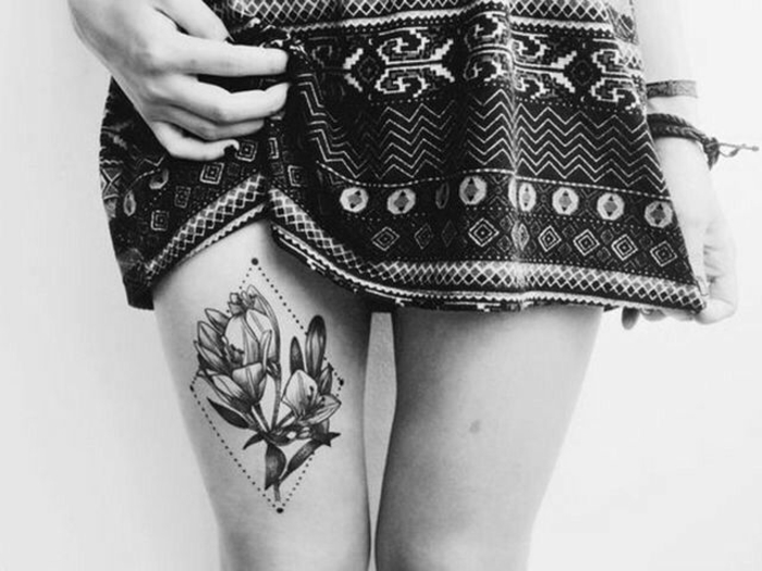 tatuaggio-fiori-idea-originale-coscia-ragazza-grandi-dimensioni-interno-rombo