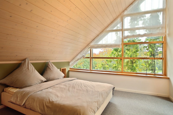 tenda-finestra-mansarda-idea-moderna-stanza-letto-arredata-stile-minimal-soffitto-legno