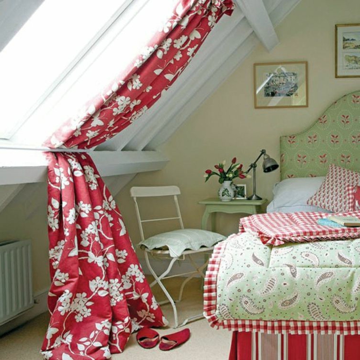 tenda-finestra-mansarda-soluzione-tessuto-oscurante-rosso-fiori-bianchi-bastone-metà-blocco
