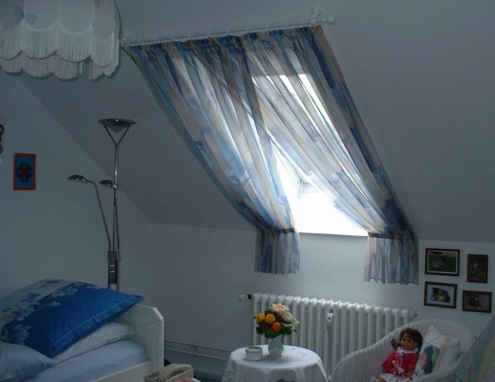 tende-finestre-mansarda-soluzione-tradizionale-tessuto-leggero-trasparende-stanza-piccola