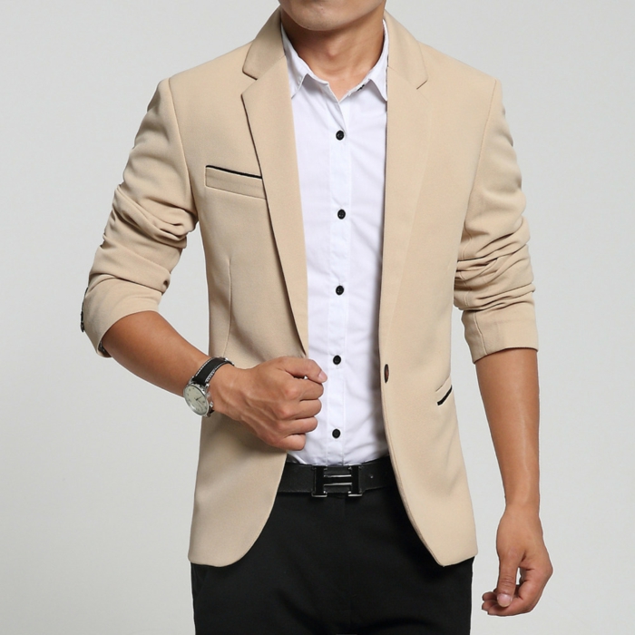 vestiti-uomo-casual-style-camicia-bianca-blazer-color-beige-elegante-pantalone-nero