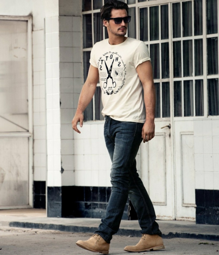 vestiti-uomo-dress-code-informale-jeans-t-shirt-bianca-scritta-scarpe-beige-occhiali-da-sole