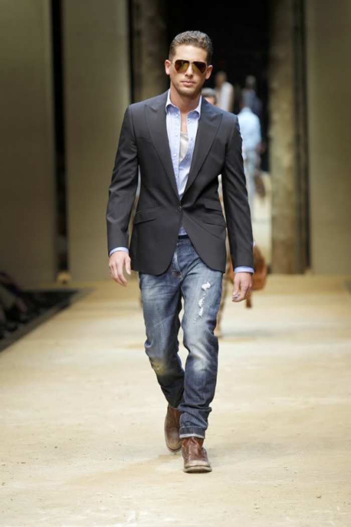vestiti-uomo-stile-informale-jeans-scarpe-camicia-blu-giacca-nera-occhiali-da-sole-podio-passarella