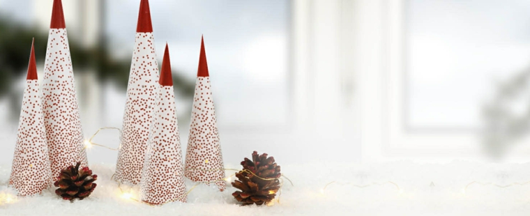 Addobbi di Natale dal design moderno e dalla forma di cono, alberi di natale di carta con punte rosse 