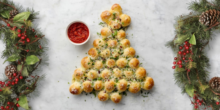Antipasti di Natale, panini al formaggio fatti in casa con formaggio sfuso a forma di albero di Natale 