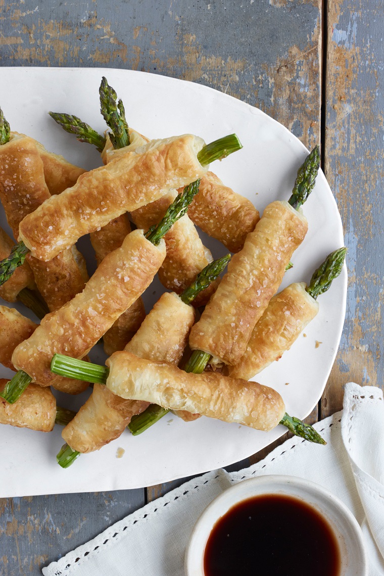 Antipasto per il pranzo di Natale con asparagi avvolti da pasta briseé fatti al forno 