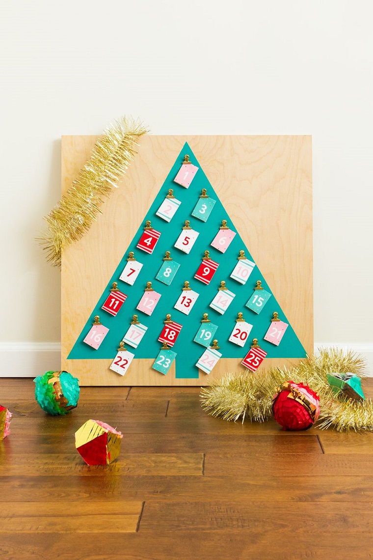 Come addobbare la casa per Natale, calendario dell'Avvento in legno con cartoline colorate 