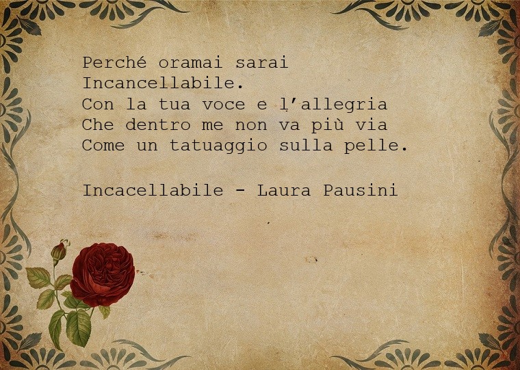 Frasi bellissime e una tratta dalla canzone di Laura Pausini Incancellabile, scritta su un foglio decorato con rosa rossa 