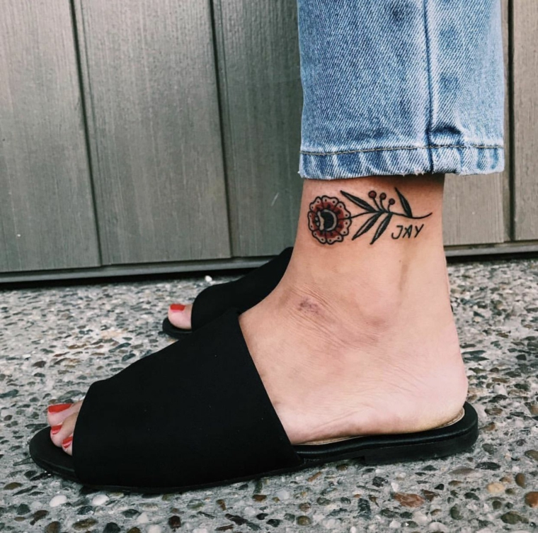 Tatuaggi caviglia, disegno girasole colorato, tattoo con scritte e lettere